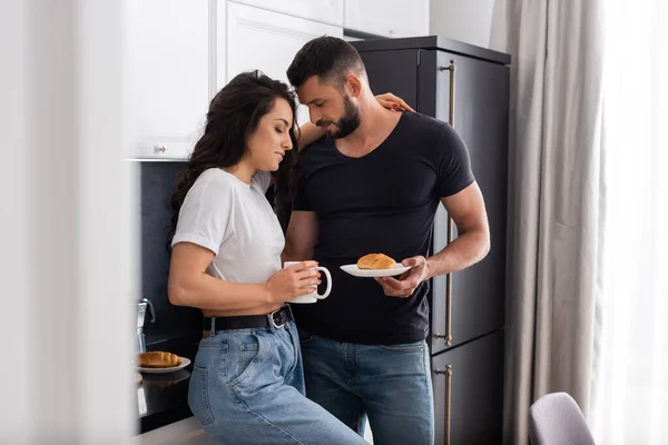 Foyer Sélectif Homme Barbu Tenant Croissant Sur Plaque Près Fille — Photo