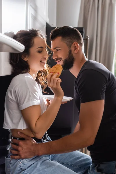 Selective Focus Happy Girl Feeding Bearded Boyfriend Croissant — Stock Photo, Image