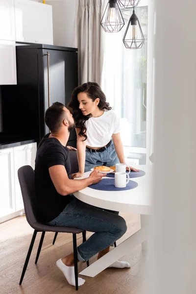 Selectieve Focus Van Aantrekkelijke Vrouw Zoek Naar Knappe Vriend Buurt — Stockfoto