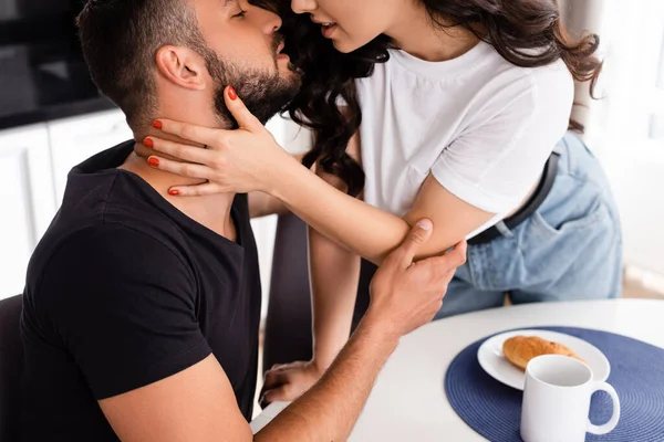 Jovem Mulher Tocando Bonito Namorado Perto Saboroso Café Manhã Mesa — Fotografia de Stock