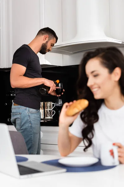 Foco Seletivo Homem Derramando Vinho Tinto Vidro Perto Menina Feliz — Fotografia de Stock