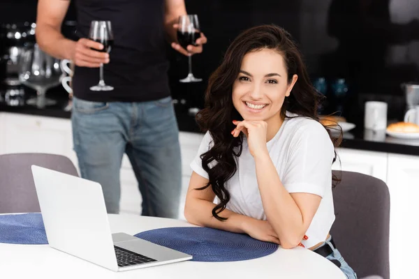 Selective Focus Cheerful Freelancer Smiling Boyfriend Wine Glasses — Stock Photo, Image