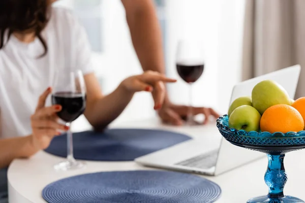 Selective Focus Fruits Wine Glasses Freelancer Pointing Finger Laptop — Stock Photo, Image