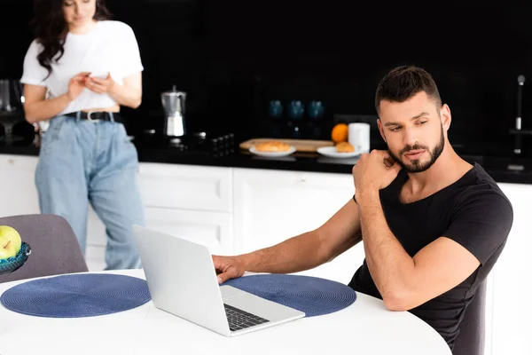 Enfoque Selectivo Freelancer Guapo Mirando Hacia Otro Lado Cerca Computadora — Foto de Stock