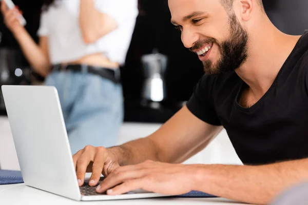 Foco Seletivo Freelancer Alegre Usando Laptop Perto Namorada Cozinha — Fotografia de Stock