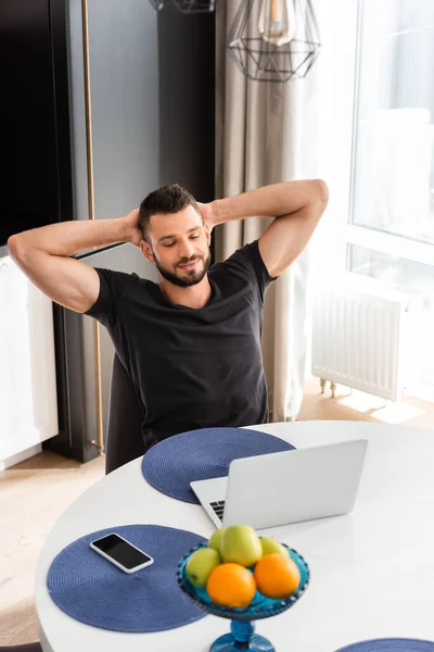 Bearded Freelancer Looking Laptop Smartphone Blank Screen Table — Stock Photo, Image