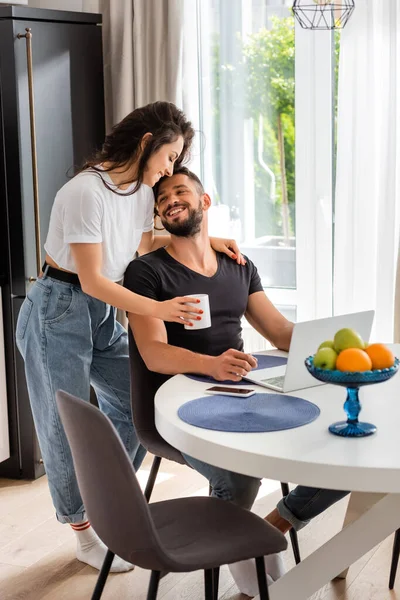 Happy Girl Holding Cup Cheerful Freelancer Boyfriend Home — Stock Photo, Image