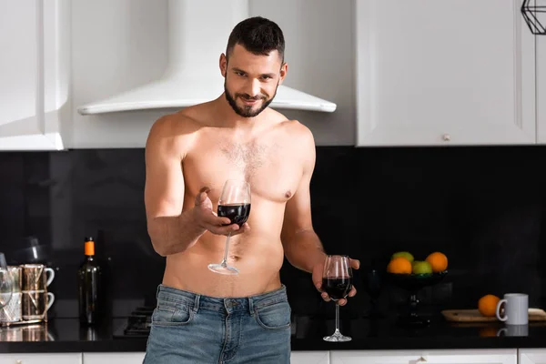 Homem Feliz Muscular Segurando Óculos Com Vinho Tinto — Fotografia de Stock