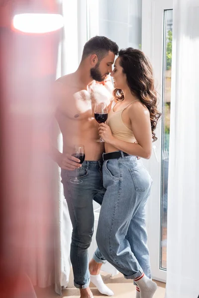 Selective Focus Muscular Man Holding Glass Red Wine Pretty Girlfriend — Stock Photo, Image