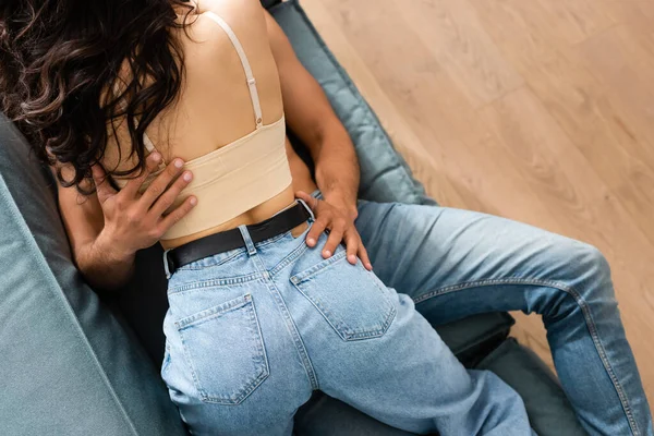 Von Oben Leidenschaftliches Mädchen Jeans Liegt Auf Muskulösem Mann Wohnzimmer — Stockfoto