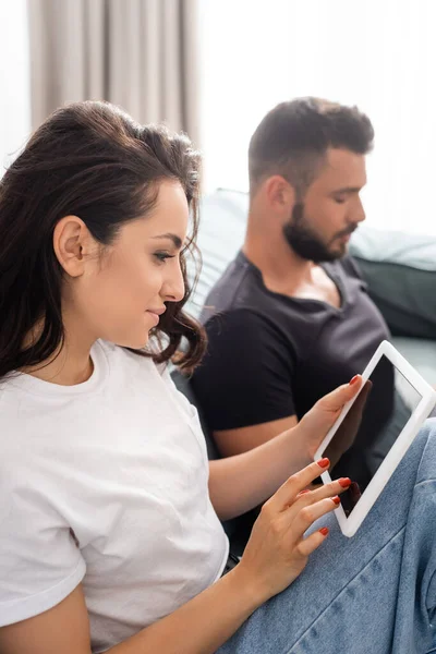 Foco Seletivo Mulher Jovem Usando Tablet Digital Perto Namorado Bonito — Fotografia de Stock