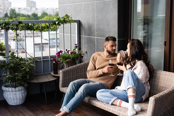 Homem Bonito Mulher Atraente Sentado Sofá Livre Segurando Copos Vinho — Fotografia de Stock