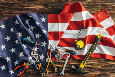 Amerikan bayrağındaki enstrümanların en üst görünümü, İşçi Bayramı konsepti 