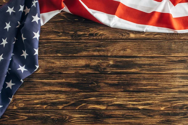 Widok Góry Amerykańskiej Flagi Gwiazdami Paskami Drewnianej Powierzchni — Zdjęcie stockowe