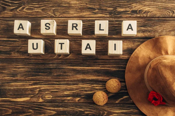 Kunstblume Filzhut Und Kekse Der Nähe Von Würfeln Mit Australischem — Stockfoto