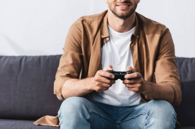 KYIV, UKRAINE - 9 Haziran 2020: joystick ile oynayan gülümseyen adamın görüntüsü