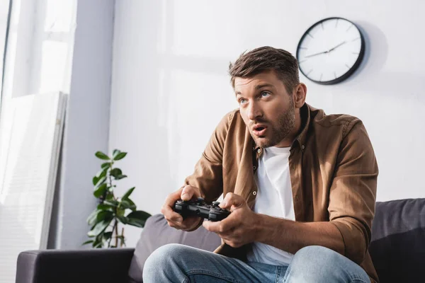 Kyiv Ukraine Junho 2020 Homem Animado Jogando Videogame Com Joystick — Fotografia de Stock