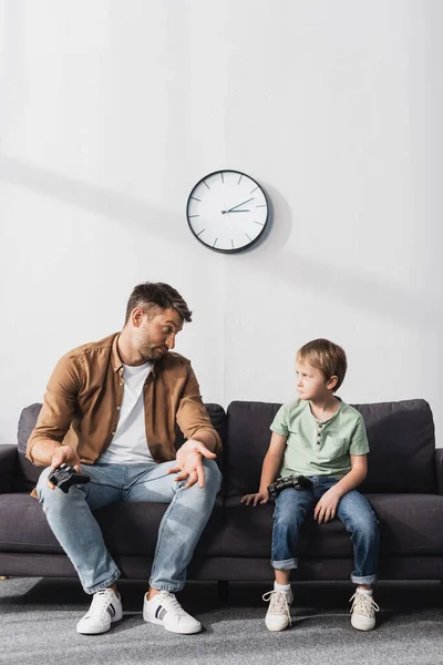 Kyiv Ukraine June 2020 Confused Father Showing Shrug Gesture While — Stock Photo, Image