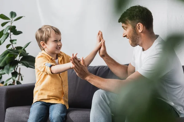 Concentrarea Selectivă Tatălui Fiului Vesel Dând Mare Cinci Timp Stătea — Fotografie, imagine de stoc