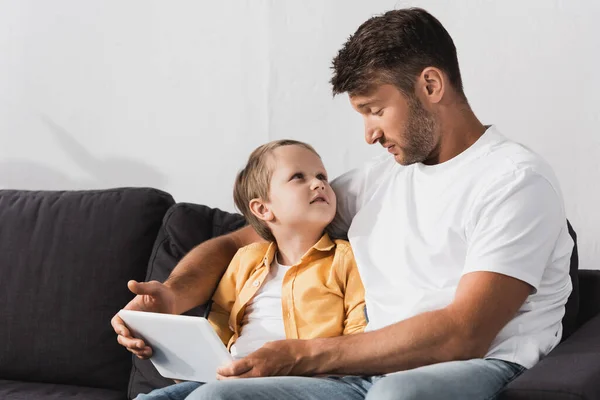 Jóképű Apa Aranyos Fiú Néz Egymásra Miközben Digitális Tabletta — Stock Fotó
