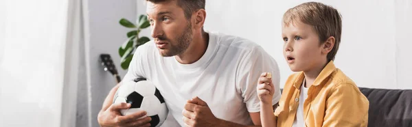 Plan Panoramique Homme Inquiet Regardant Télévision Tout Tenant Ballon Football — Photo