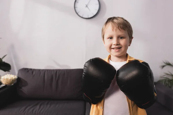 Niño Feliz Guantes Boxeo Sonriendo Mientras Mira Cámara — Foto de Stock