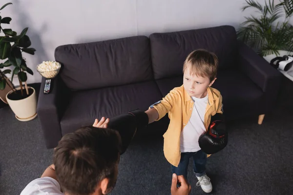 Vista Ángulo Alto Del Niño Guantes Boxeo Luchando Con Padre — Foto de Stock