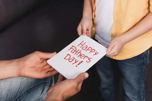 Recortado Vista Niño Presentando Feliz Día Los Padres Tarjeta Felicitación — Foto de Stock