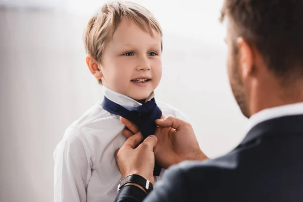 Enfoque Selectivo Hombre Negocios Poner Corbata Feliz Lindo Hijo Casa — Foto de Stock