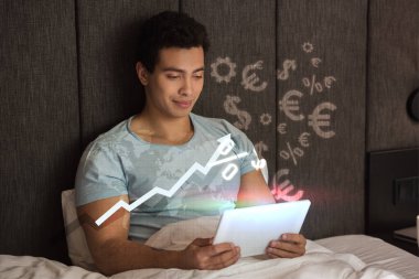 Yakışıklı melez adam dolar ve avroya yakın tablet kullanıyor. 