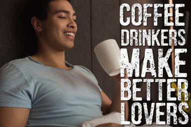 Kahve içenlerin yanında kahve içen mutlu bir ırk adamı yatak odasında mektup yazarken daha iyi aşık olur. 