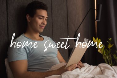 gülümseyen melez ırk kitap okuyor evin yanında güzel ev mektupları yazıyor yatak odasında. 