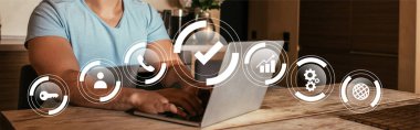 Farklı sanal simgelerin yanında dizüstü bilgisayar kullanan karışık ırk serbest yazarının web sitesi başlığı 