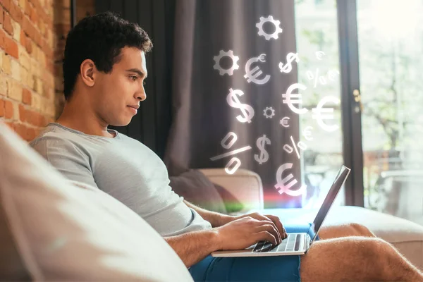 Schöner Junger Mann Mit Gemischter Rasse Arbeitet Von Hause Aus — Stockfoto