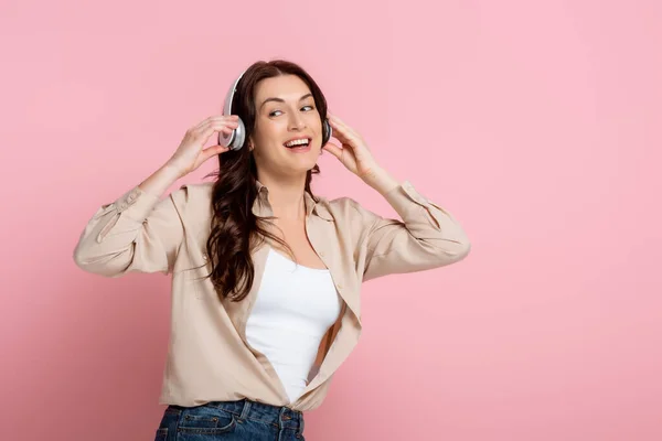 Mulher Alegre Fones Ouvido Olhando Para Fundo Rosa — Fotografia de Stock