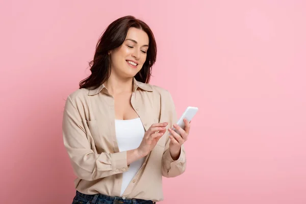 Mulher Morena Sorrindo Usar Smartphone Fundo Rosa — Fotografia de Stock