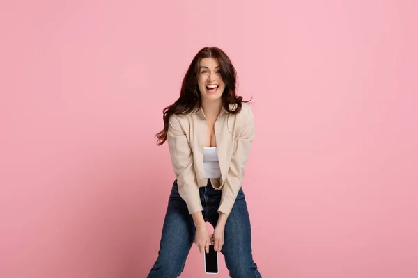 Brunette Woman Laughing While Holding Smartphone Pink Background — Stock Photo, Image