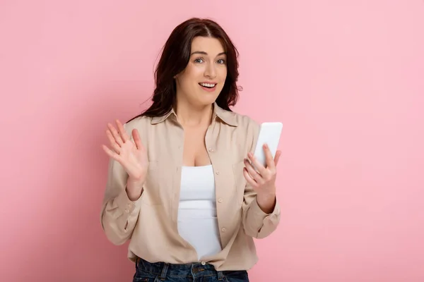 Mujer Sonriente Mirando Cámara Mientras Tiene Videollamada Teléfono Inteligente Sobre — Foto de Stock