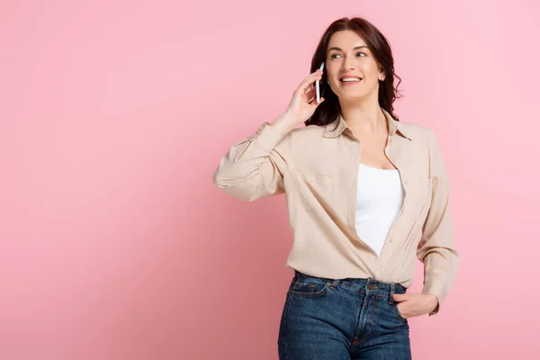 Mujer Positiva Sonriendo Mientras Habla Teléfono Inteligente Sobre Fondo Rosa —  Fotos de Stock