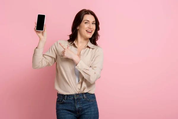 Mulher Morena Positiva Apontando Com Dedo Para Smartphone Com Tela — Fotografia de Stock