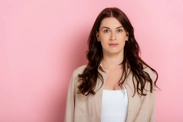 Hermosa Mujer Morena Mirando Cámara Sobre Fondo Rosa — Foto de Stock