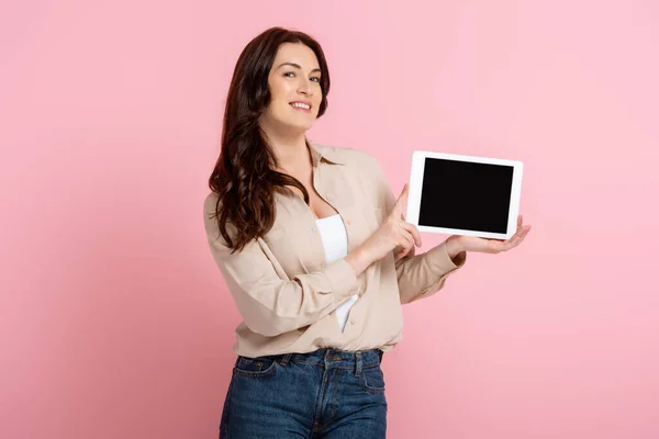 Schöne Lächelnde Frau Zeigt Digitales Tablet Mit Leerem Bildschirm Auf — Stockfoto