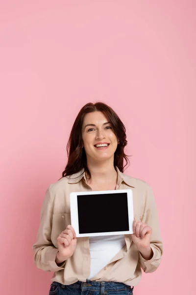 Piękna Uśmiechnięta Kobieta Trzyma Cyfrowy Tablet Pustym Ekranem Różowym Tle — Zdjęcie stockowe