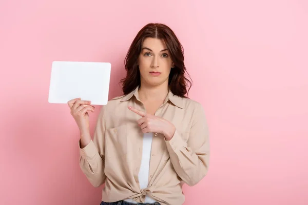 Mujer Morena Señalando Con Dedo Tarjeta Vacía Sobre Fondo Rosa — Foto de Stock