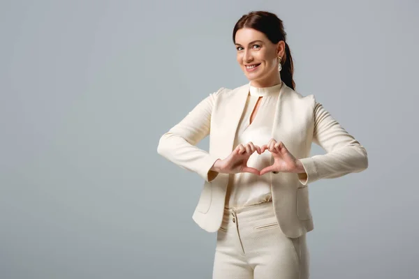 Hermosa Mujer Negocios Sonriente Mostrando Signo Amor Aislado Gris Concepto — Foto de Stock