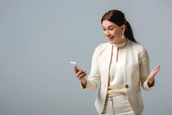 Mujer Negocios Feliz Sosteniendo Teléfono Inteligente Aislado Gris Concepto Cuerpo —  Fotos de Stock