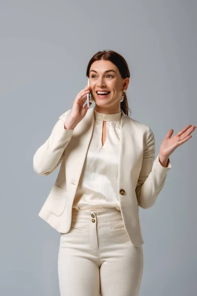 Schöne Lächelnde Geschäftsfrau Smartphone Gespräch Isoliert Auf Grau — Stockfoto