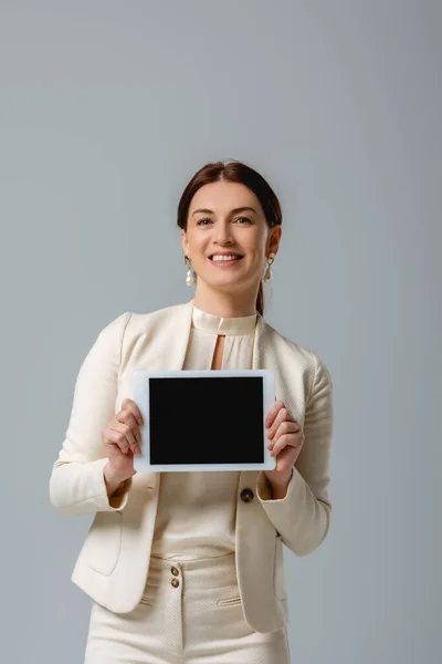 Mulher Atraente Sorrindo Para Câmera Mostrando Tablet Digital Isolado Cinza — Fotografia de Stock