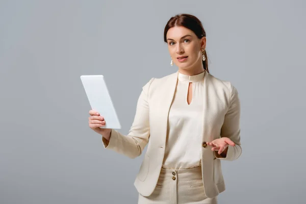 Aantrekkelijke Zakenvrouw Wijzen Met Hand Houden Digitale Tablet Geïsoleerd Grijs — Stockfoto