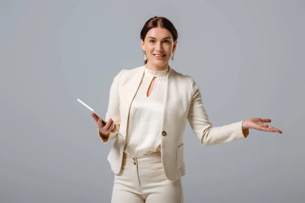 Atractiva Empresaria Sonriendo Cámara Apuntando Con Mano Mientras Sostiene Tableta —  Fotos de Stock